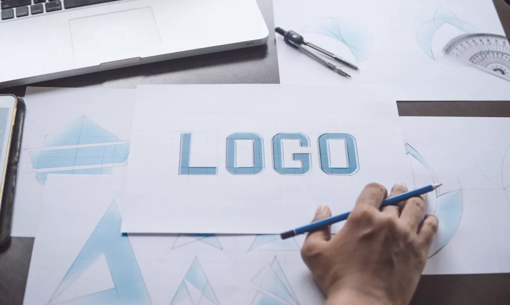 Design d'un logo sur un bureau